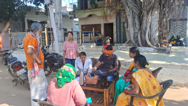 घर पहुंचकर बनाया जा रहा है आयुष्मान कार्ड...