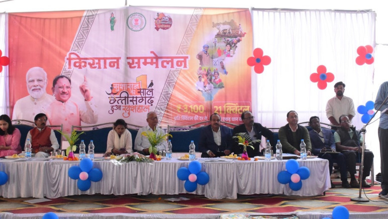 किसान सम्मेलन में किसानों को जनसम्पर्क विभाग की पत्रिका सुशासन के नवीन आयाम, उदित छत्तीसगढ़ एवं छत्तीसगढ़ सरकार की एक साल की महत्वपूर्ण उपलब्धियों पर आधारित पाम्पलेट का किया गया नि:शुल्क वितरण...