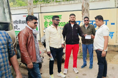 सड़क पर बस धोने पर ड्राइवर को पड़ गया महंगा,भरना पड़ा जुर्माना...