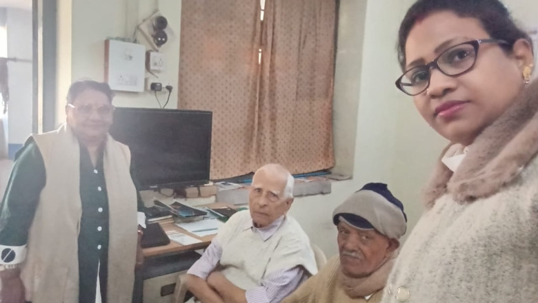 कर्मचारी घर-घर जाकर बना रहें है बुजुर्गों का आयुष्मान कार्ड,98 वर्ष बुजुर्ग का बनाया आयुष्मान कार्ड...