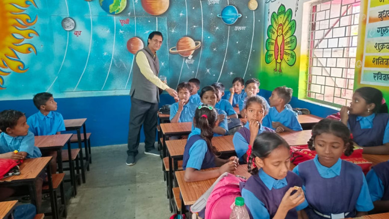 समाज सेवी संजीव सिंघल ने डोंगरगांव में नववर्ष पर चिक्की वितरण किया...