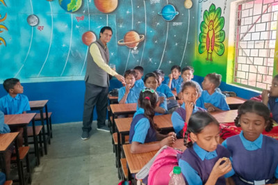 समाज सेवी संजीव सिंघल ने डोंगरगांव में नववर्ष पर चिक्की वितरण किया...