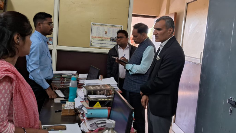 कलेक्टर शर्मा ने किया कलेक्टरेट के विभिन्न शाखाओ का निरीक्षण...