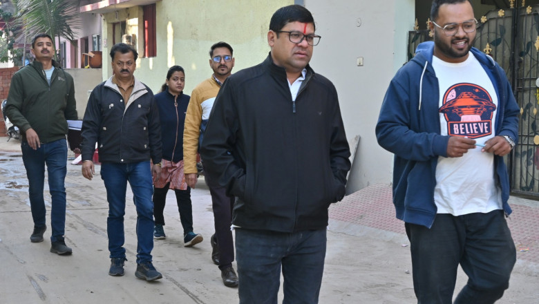 आयुक्त के निरीक्षण के दौरान नाली में कचरा डालते पाया, पहले साफ कराया उसके बाद फाइन लगा...