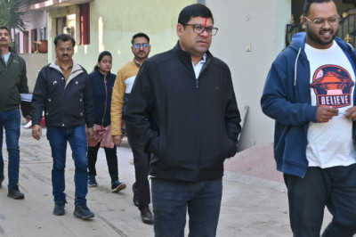 आयुक्त के निरीक्षण के दौरान नाली में कचरा डालते पाया, पहले साफ कराया उसके बाद फाइन लगा...