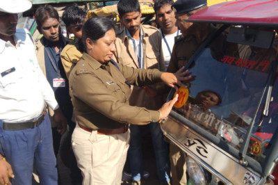 ई रिक्शा चालको द्वारा यातायात नियमों संबंधी प्रश्नो का जवाब देने पर हेलमेट प्रदान किया गया।