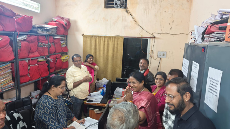 महापौर हेमा देशमुख ने निगम कार्यालय के सभी विभागों मे जाकर अधिकारी कर्मचारी से रूबरू हो नव वर्ष की दी बधाई एवं सहयोग पर किये धन्यवाद ज्ञापित...