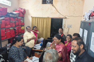 महापौर हेमा देशमुख ने निगम कार्यालय के सभी विभागों मे जाकर अधिकारी कर्मचारी से रूबरू हो नव वर्ष की दी बधाई एवं सहयोग पर किये धन्यवाद ज्ञापित...