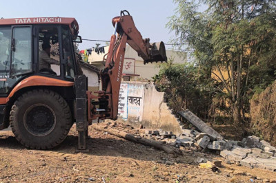 आंगनबाड़ी क्षेत्र की भूमि पर अवैध बाउंड्रीवाल निर्माण कब्जा,निगम ने चलाया बुलडोजर...