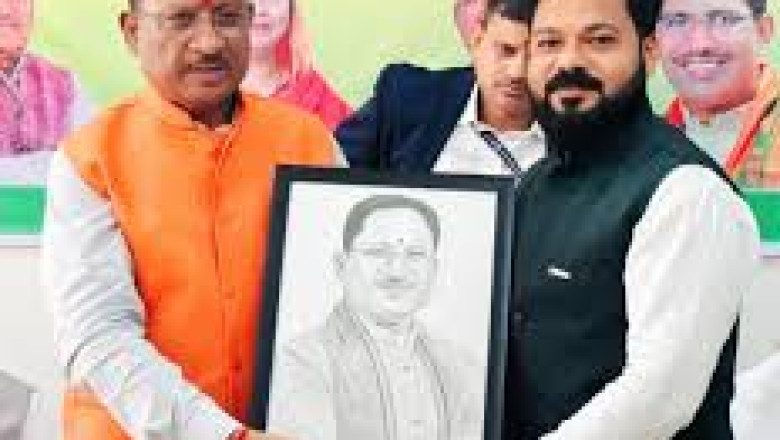 सीएम विष्णु देव साय को आर्टिस्ट सूरज सिन्हा ने किया स्केच भेंट...