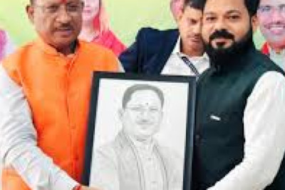 सीएम विष्णु देव साय को आर्टिस्ट सूरज सिन्हा ने किया स्केच भेंट...