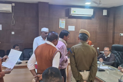 जनदर्शन में मांग एवं शिकायतों से संबंधित 32 आवेदन मिले  समय-सीमा बैठक के बाद कलेक्टर शर्मा ने सुनी जनदर्शन में लोगों की समस्याएं