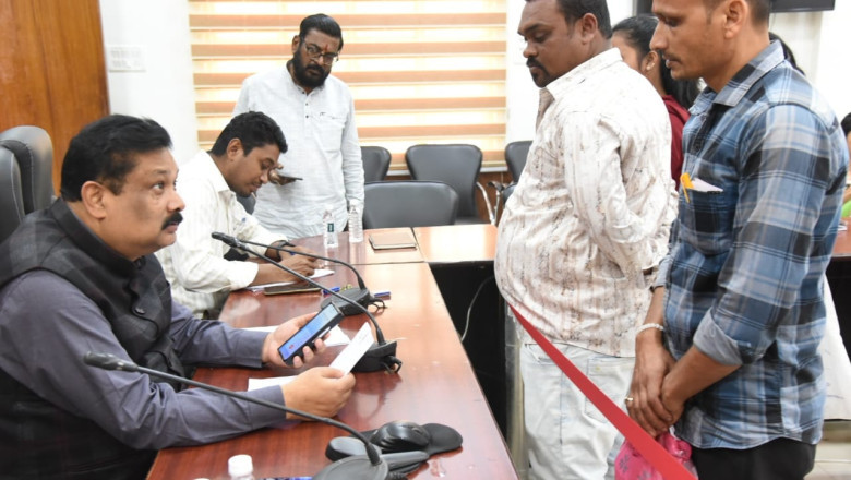 मनरेगा मजदूरी का भुगतान शीघ्र कराने जनदर्शन में लगाई गुहार  - स्कूल के बाहर मादक पदार्थ विक्रय करने पर लगाई जाए रोक, आवेदिका ने की शिकायत