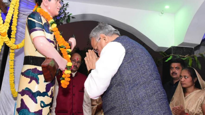 विधानसभा अध्यक्ष डॉ. रमन सिंह ने ग्राम धामनसरा में शहीद स्वर्गीय मुकेश शोरी की प्रतिमा का किया अनावरण