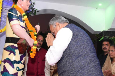 विधानसभा अध्यक्ष डॉ. रमन सिंह ने ग्राम धामनसरा में शहीद स्वर्गीय मुकेश शोरी की प्रतिमा का किया अनावरण