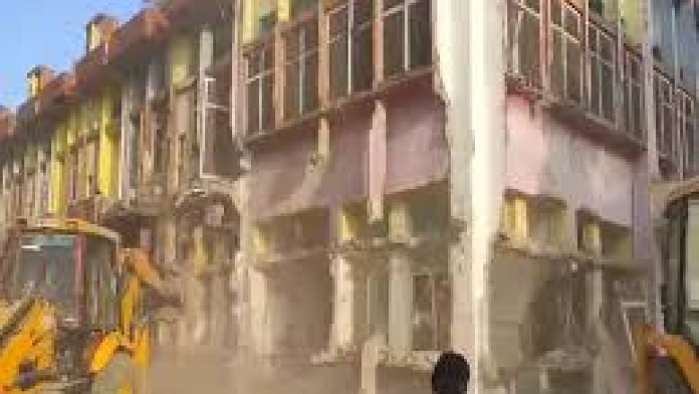 100 साल पुराने जर्जर इमारत को धराशायी करने जुटा नगर निगम , जमकर गरजा बुलडोजर...