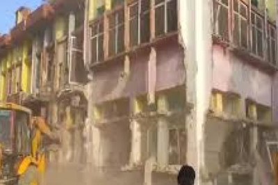 100 साल पुराने जर्जर इमारत को धराशायी करने जुटा नगर निगम , जमकर गरजा बुलडोजर...