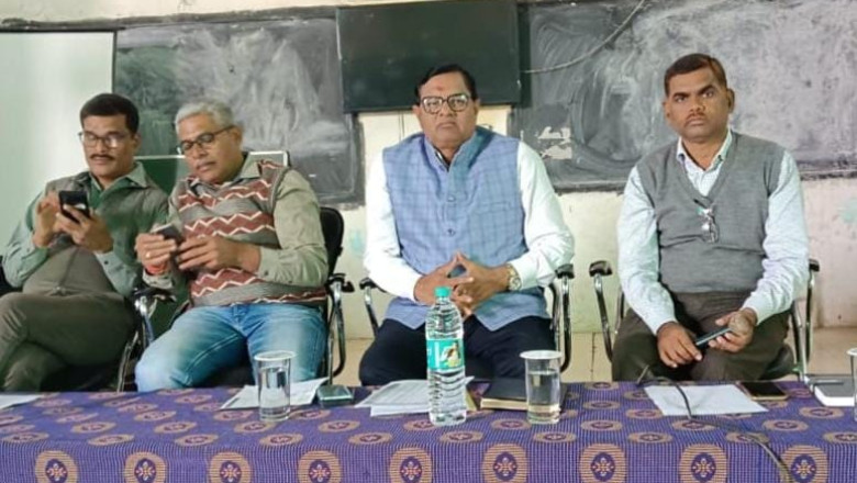 डीईओ ने किया एजेंडावार विद्यालय की शैक्षणिक गतिविधियों एवं क्रियाकलापों की समीक्षा...