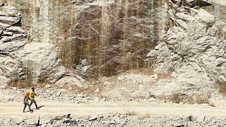अवैध ब्लास्टिंग और अंधाधुंध खनन का खुलेआम चल रहा है खेल, प्रशासन की अनदेखी से ग्रामीणों का हाल बेहाल…