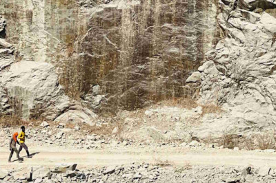 अवैध ब्लास्टिंग और अंधाधुंध खनन का खुलेआम चल रहा है खेल, प्रशासन की अनदेखी से ग्रामीणों का हाल बेहाल…
