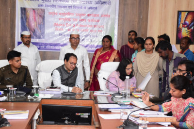 कलेक्टर ने गंभीरतापूर्वक जनसामान्य की सुनी समस्याएं एवं शिकायतें जनदर्शन में प्राप्त आवेदनों का प्राथमिकता के साथ निराकरण करने के दिए निर्देश