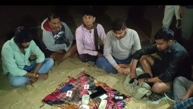 आधी रात को ताश के पत्तों की फड़ लगाकर जुआं खेल रहे लोगों पर कार्यवाहीआरोपियों से कुल रकम 2220 रूपए एवं ताश के 52 पत्ती जप्त...