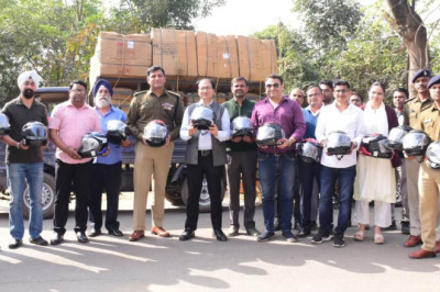 हेलमेट पहन कर वाहन चलाने से होगी जीवन की रक्षा - कलेक्टर जिला प्रशासन को पेट्रोल पंप एसोसिएशन राजनांदगांव द्वारा दिया गया 500 हेलमेट