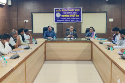 कलेक्टर रणबीर शर्मा ने चुनावी आचार संहिता लागू होने के बाद ली राजनीतिक दलों की बैठक