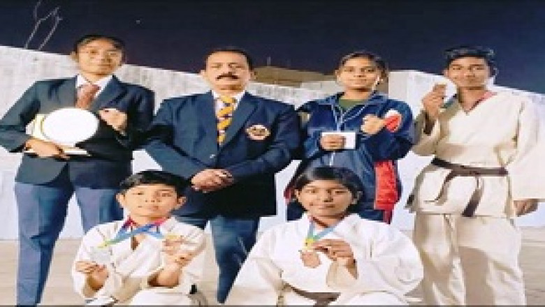 कमल कराते एकेडमी ने मेडल प्राप्त किया ।