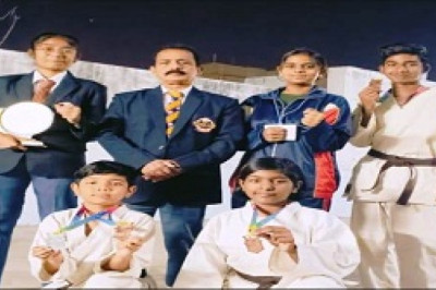 कमल कराते एकेडमी ने मेडल प्राप्त किया ।