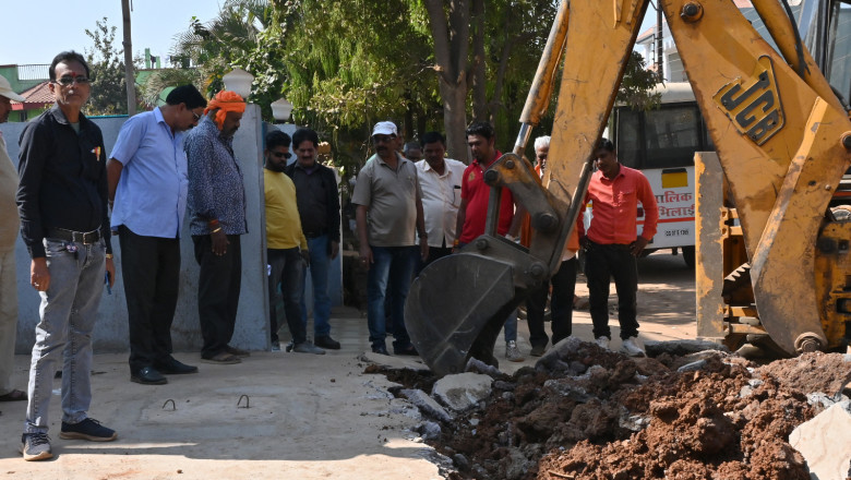 कुरूद लोहिया रोड़ पर हो रहे अवैध अतिक्रमण पर निगम की टीम ने की बेदखली कार्यवाही।