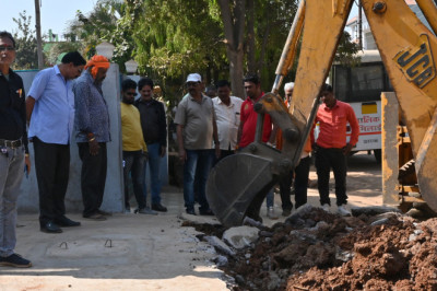 कुरूद लोहिया रोड़ पर हो रहे अवैध अतिक्रमण पर निगम की टीम ने की बेदखली कार्यवाही।