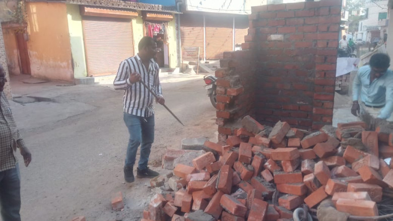 रिसाली ब्लड कलेक्शन सेंटर के सामने नाली पर बने यूरिनल को ढहाया....=