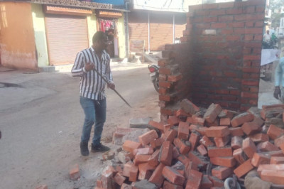 रिसाली ब्लड कलेक्शन सेंटर के सामने नाली पर बने यूरिनल को ढहाया....=