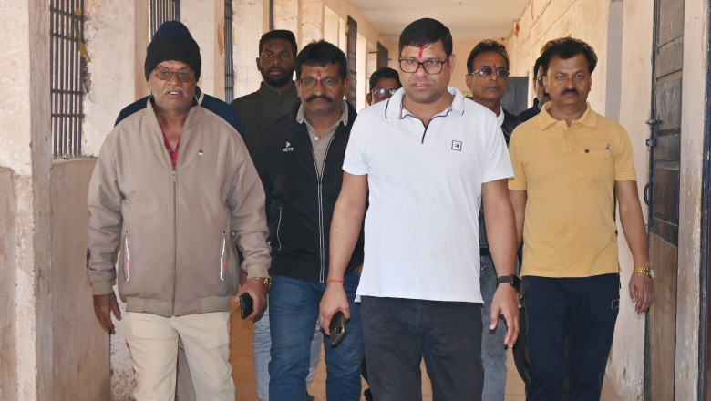 जोन आयुक्त के साथ मतदान केन्द्रो का निरीक्षण करने पहुंचे-आयुक्त।