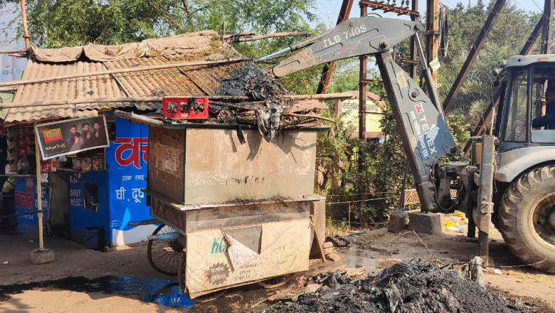 गौरव स्थल के सामने अतिक्रमण कर ठेला पसरा लगा देख हटाने के दिये निर्देश...