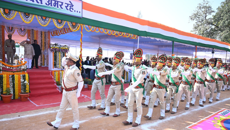 जिले में हर्षाेल्लास के साथ मनाया गया गणतंत्र दिवस लोकसभा सांसद संतोष पाण्डेय ने ध्वजारोहण कर ली परेड की सलामी