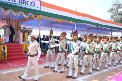 जिले में हर्षाेल्लास के साथ मनाया गया गणतंत्र दिवस लोकसभा सांसद संतोष पाण्डेय ने ध्वजारोहण कर ली परेड की सलामी