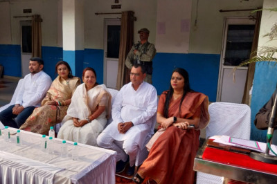 महापौर और आयुक्त ने फहराया ध्वज...