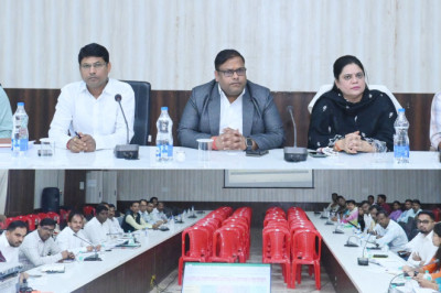 कलेक्टर, प्रेक्षक तथा राजनीतिक दलों के प्रतिनिधियों की उपस्थिति में ईवीएम मशीनों का किया गया रेंडमाईजेशन
