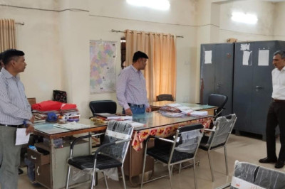 कलेक्टर रणबीर शर्मा का औचक निरीक्षण, समय पर नहीं आने वाले कर्मचारियों पर सख्त कार्रवाई के निर्देश