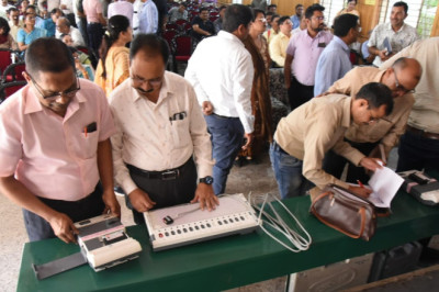 ईव्हीएम मशीन की कमीशनिंग व सीलिंग कार्य का दिया गया प्रशिक्षण