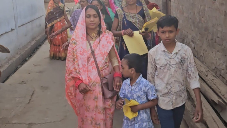 Durg: पत्रकार की पत्नी प्रेमलता देशमुख ने आरंभ किया डोर टू डोर जनसंपर्क बीजेपी से खड़े हो गए 3 उम्मीदवार, क्षेत्र का क्या है माहौल पढ़े खबर