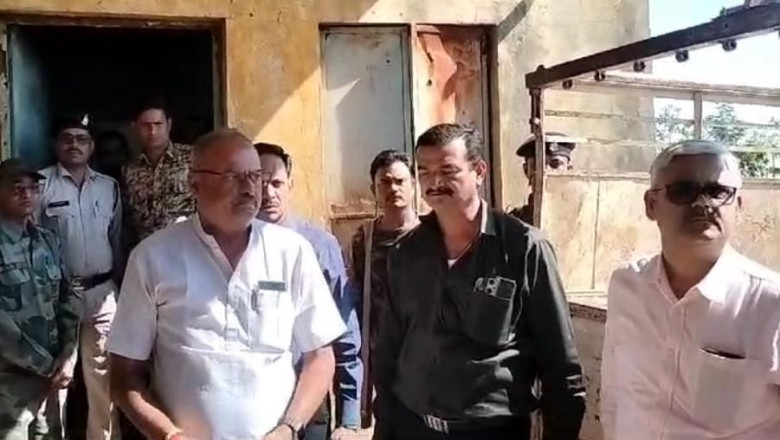 ईव्हीएम मशीनों का वितरण राजनीतिक दलों की उपस्थिति में, निर्वाचन की तैयारियाँ पूरी