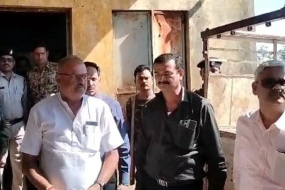 ईव्हीएम मशीनों का वितरण राजनीतिक दलों की उपस्थिति में, निर्वाचन की तैयारियाँ पूरी