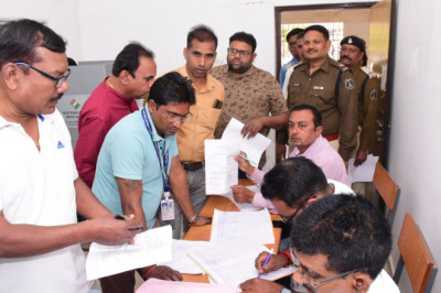 सुरक्षा में लगे पुलिस जवान एवं मतदान दलों के अधिकारी-कर्मचारियों ने निर्वाचन कर्तव्य मतपत्र के माध्यम से मताधिकार का किया प्रयोग