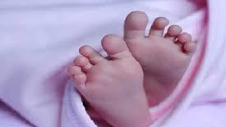 बाथरूम में कुंवारी युवती ने जन्म दिया बच्चे को , खिड़की से फेंका मासूम को...