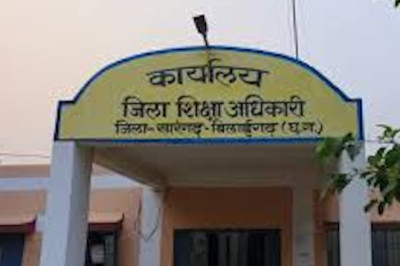 जिला एक, डीईओ दो! जिला प्रशासन की नियुक्ति पर हाई कोर्ट के स्टे के बाद अखाड़ा बन गया कार्यालय…