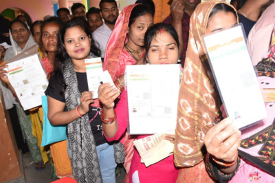 लाईन में खड़े होकर अपनी बारी का इंतजार करते सभी वर्गो में दिखा चुनाव का उत्साह