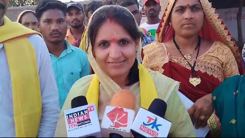 जिला पंचायत पद की उम्मीदवार कविता रवि अग्रवाल अपने समर्थकों के साथ चुनावी प्रचार करते हुए जन समर्थन जुटती हुई नजर आई